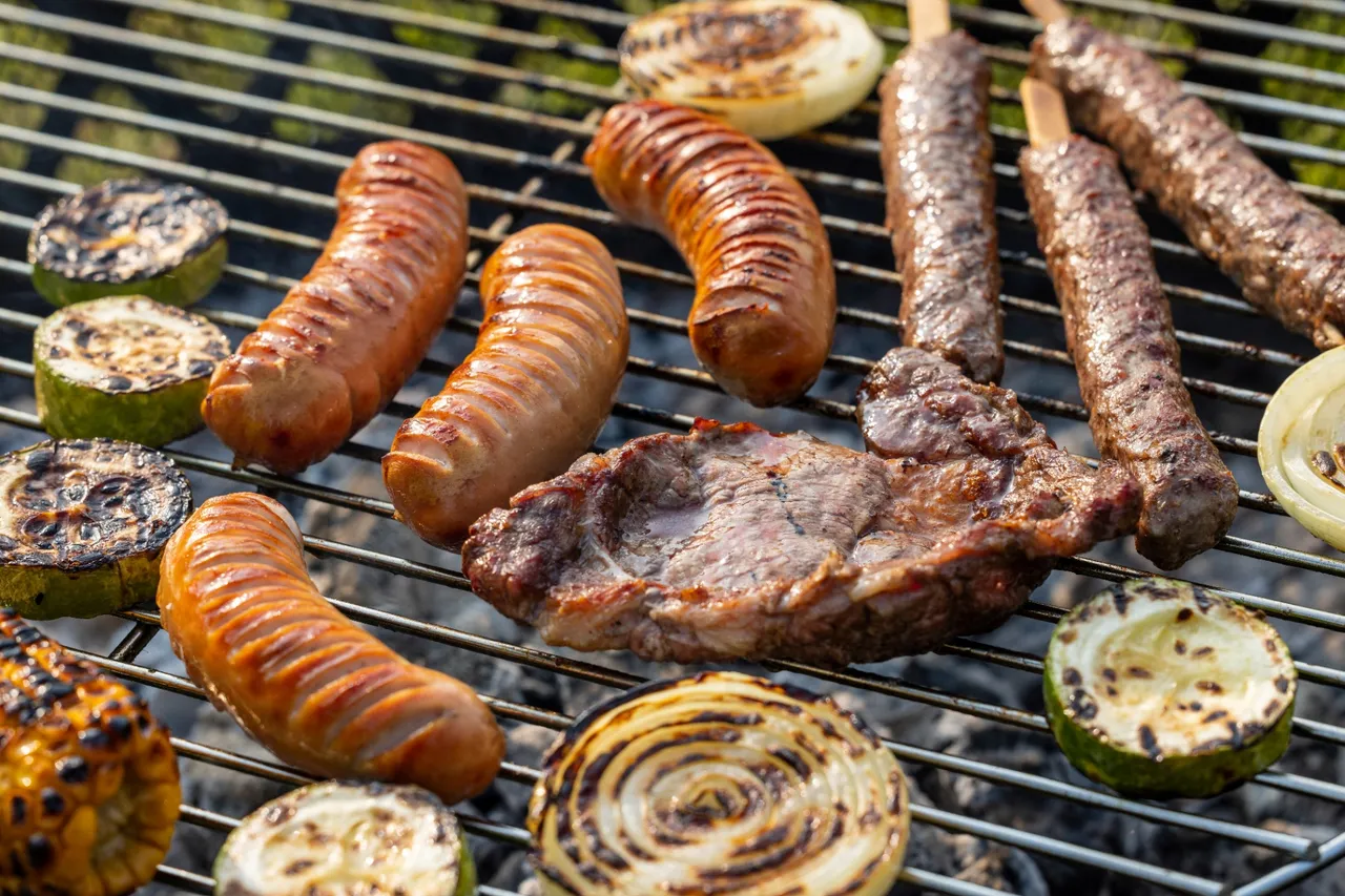 Dino 26.08-01.09: Ostatni dzwonek na taniego grilla! Hitowa kiełbasa i woda za grosze znikają z półek w Dino