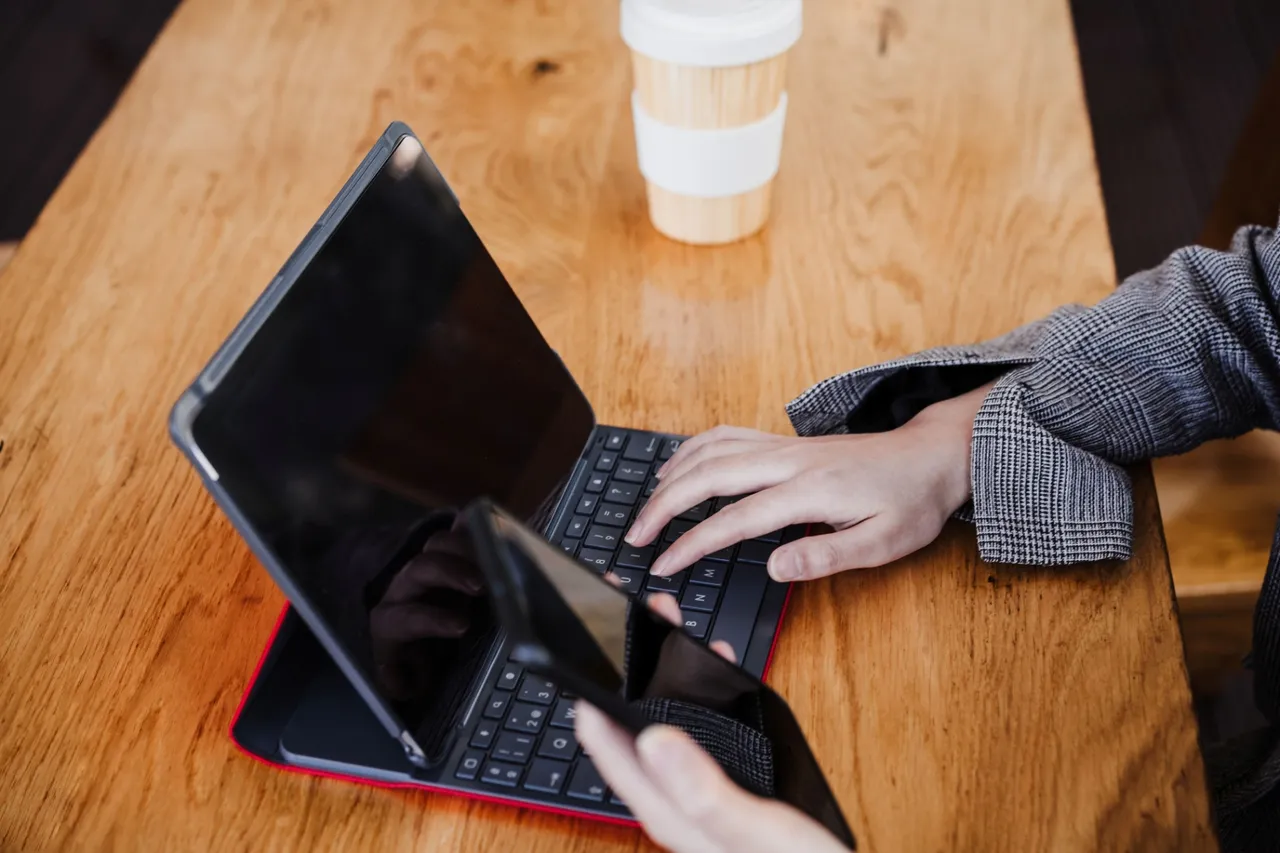 Promocja Biedronka wrzesień 2026: Tablet Extralink i biurko Smukee w niższych cenach
