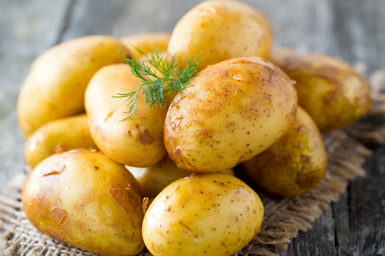 Ziemniaki po 0,99 zł i kilogram sera za 22,99 zł. Biedronka rusza z nową gazetką (19.10–24.10)