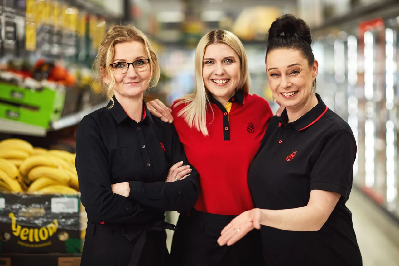 post image - Biedronka stopniowo zmienia uniformy swoich pracowników