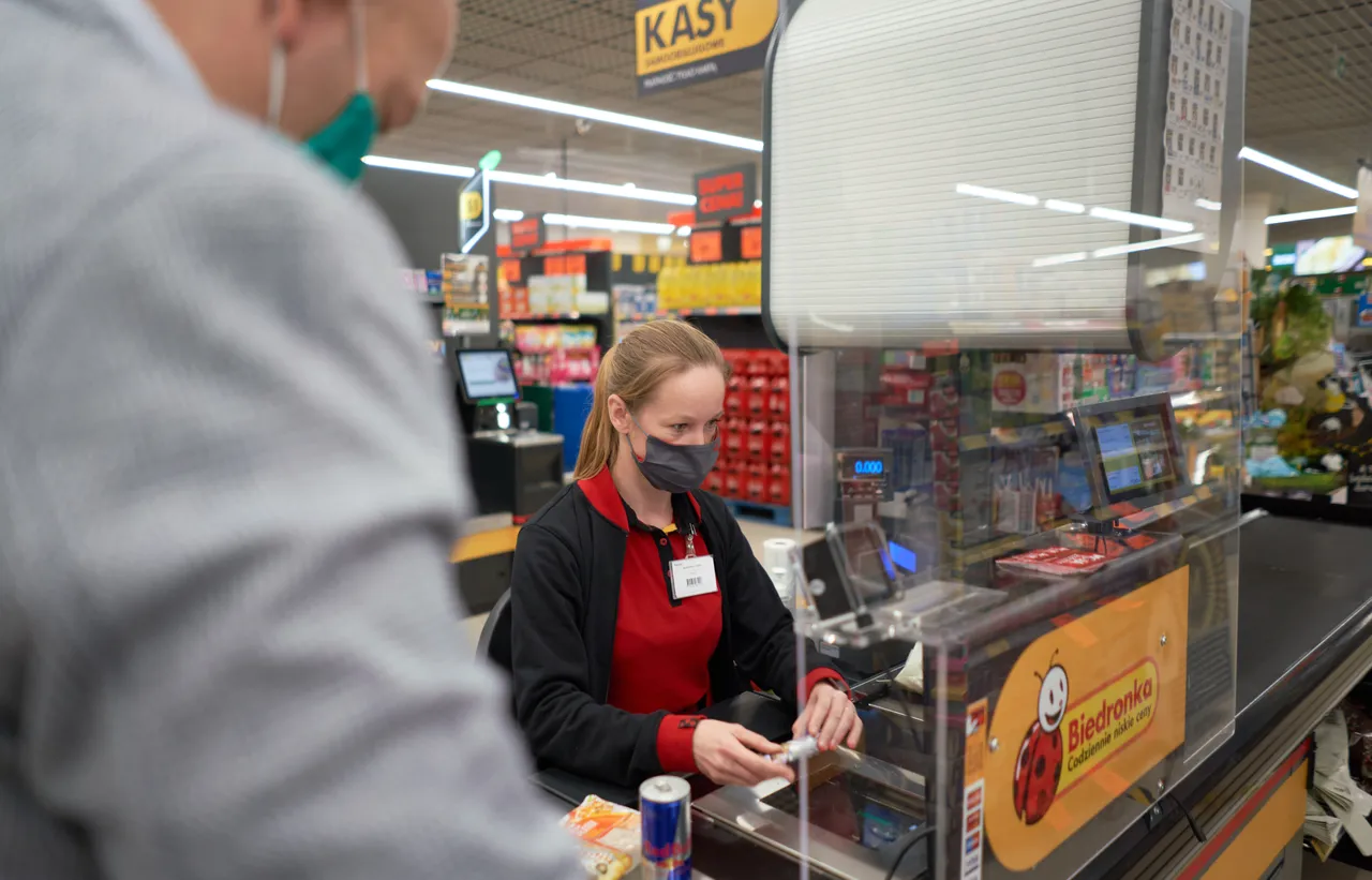 post image - Większość Polaków uważa, że zarabia za mało. Ile zarabia kasjerka w Lidlu, a ile w Biedronce?