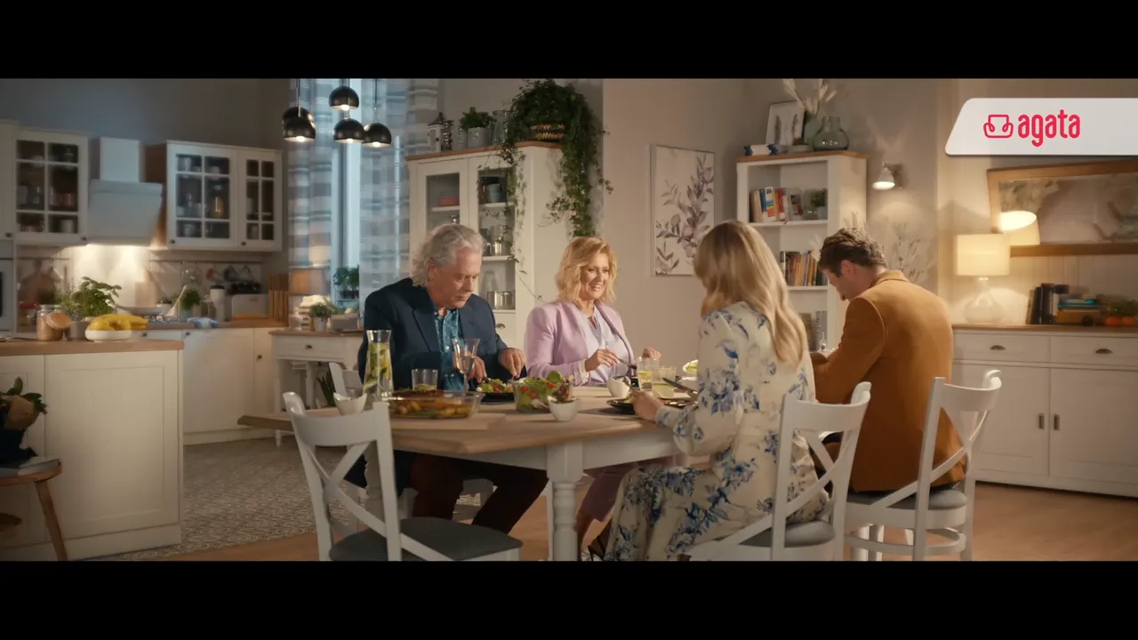 post image - Synowa i teściowa w reklamie Agata Meble
