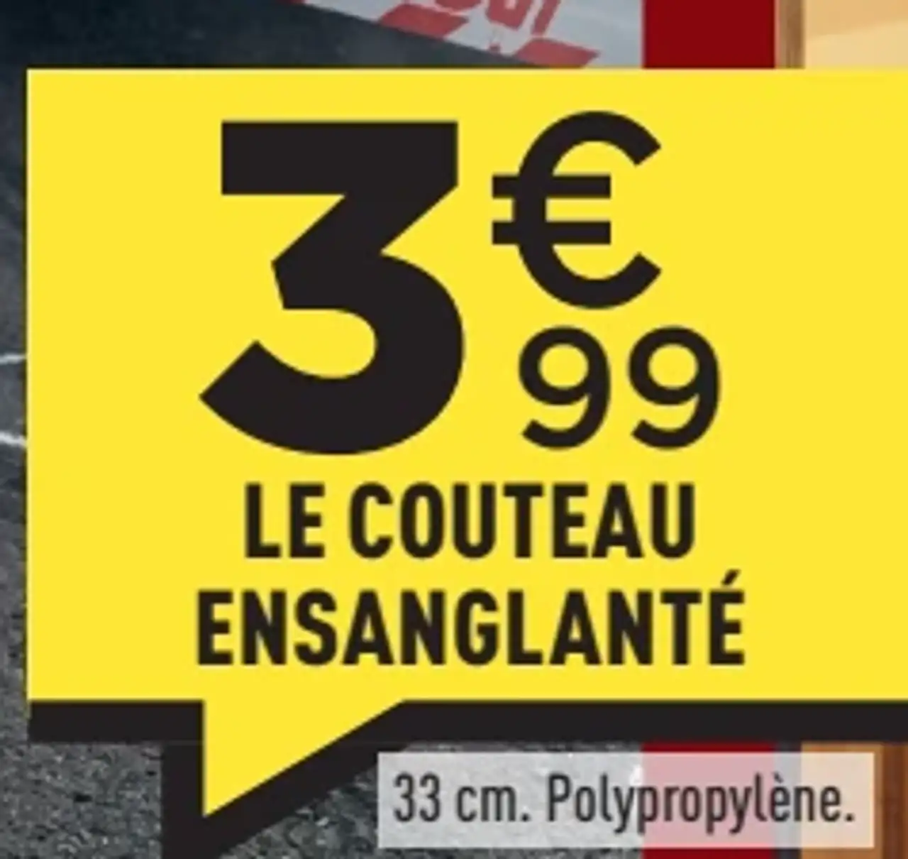 Le couteau ensanglanté avec sang liquide