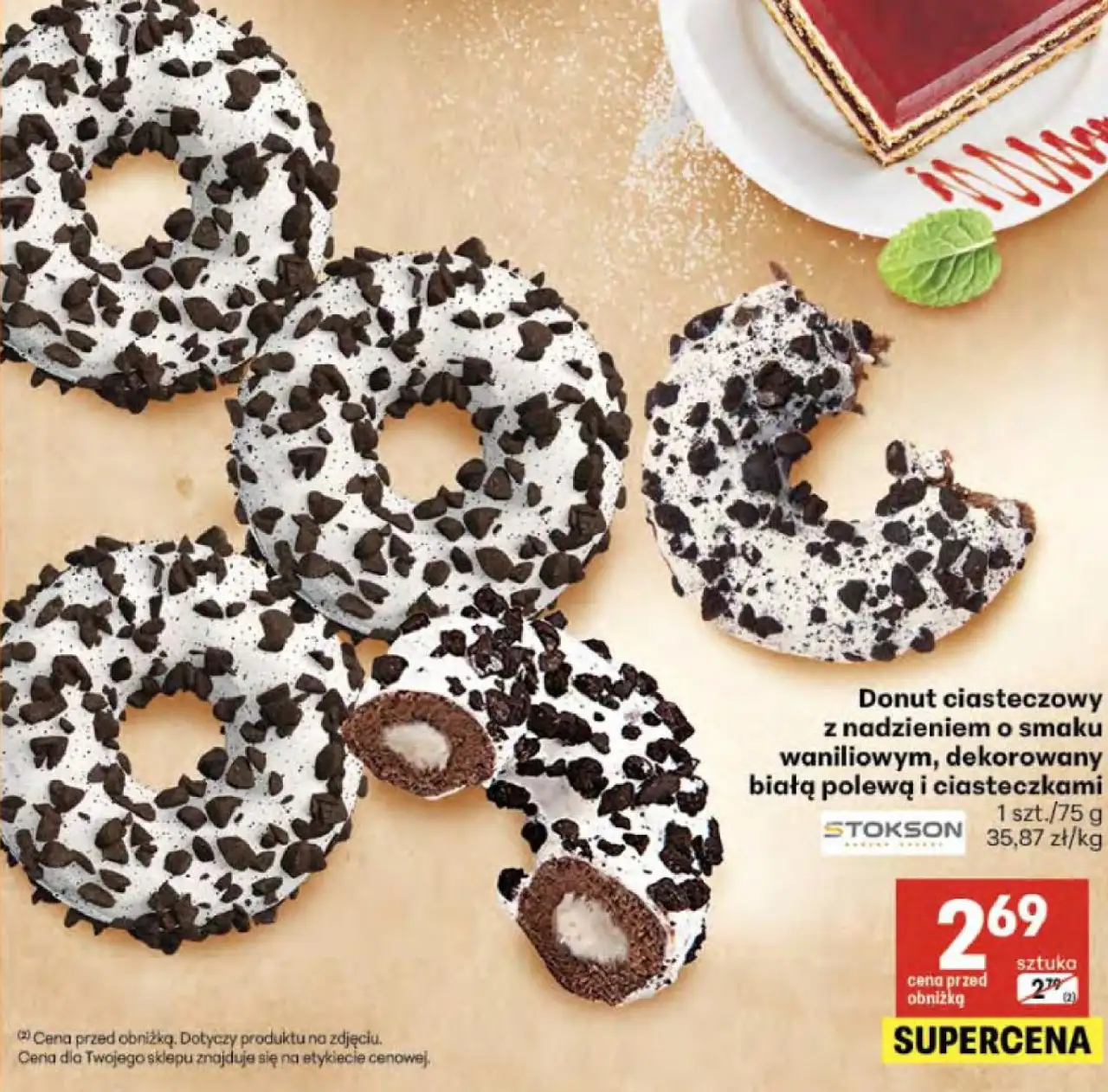 Donut ciasteczkowy z nadzieniem o smaku waniliowym, dekorowany białą polewą i ciasteczkami