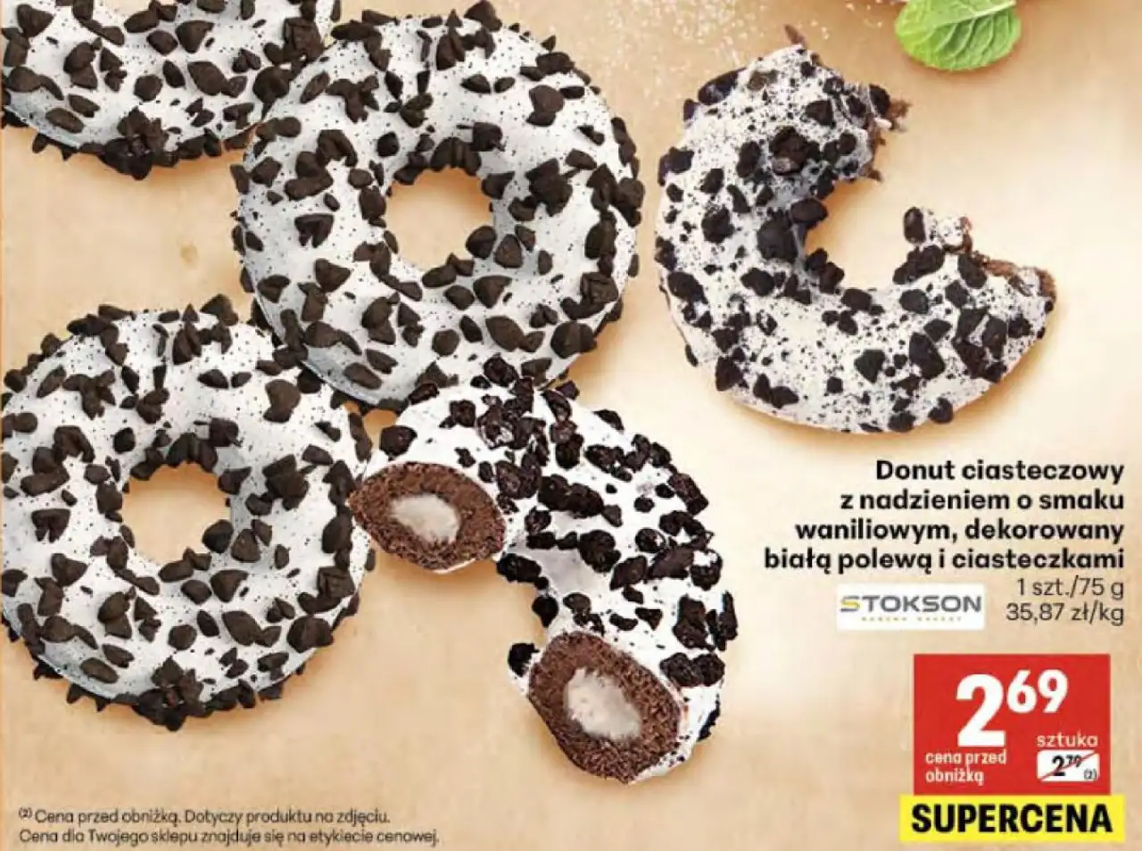 Stokson Donut ciasteczkowy z nadzieniem o smaku waniliowym, dekorowany białą polewą i ciasteczkami